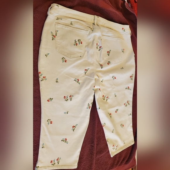 Capri Jeans & Long-Sleeve Sweater Set, (NYDJ & Loft) - Picture 7 of 14